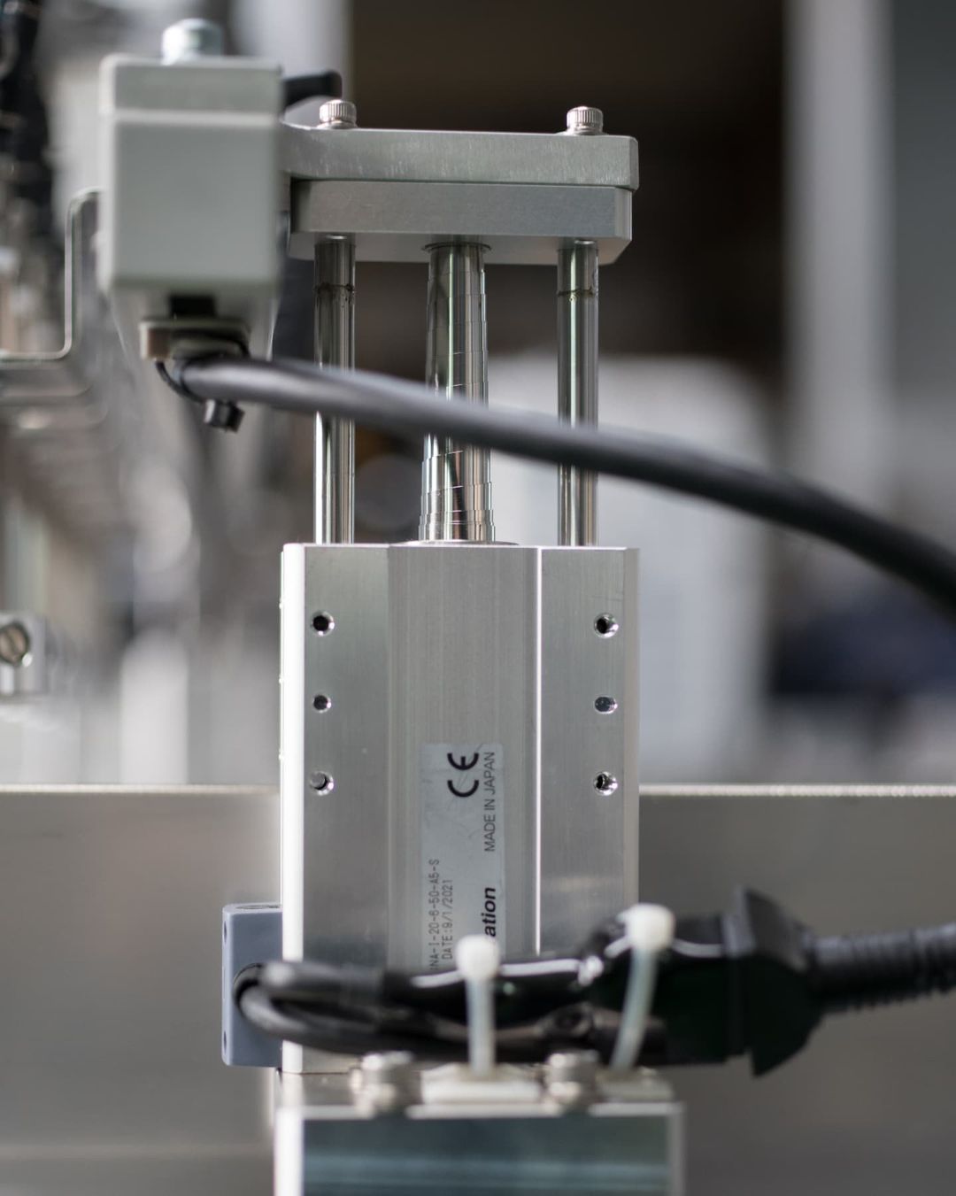 ロボシリンダー取付、配線作業 (有)フラターテック