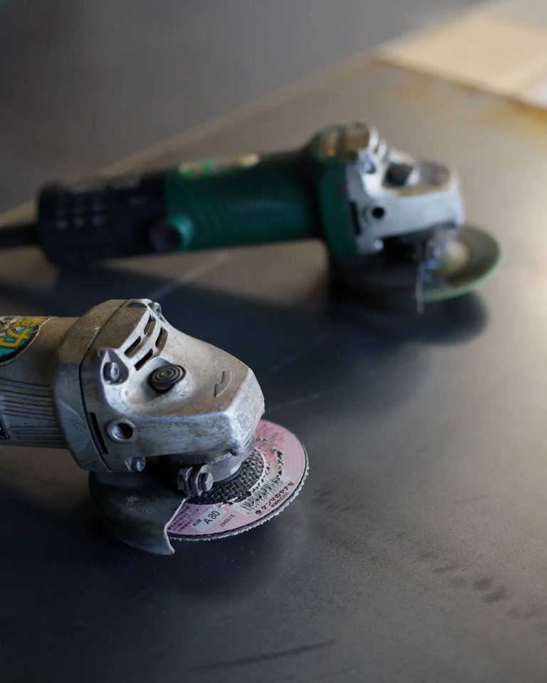 ペーパー（グラインダー、サンダー）で、角のバリ取りを仕上げ。 (有)フラターテック