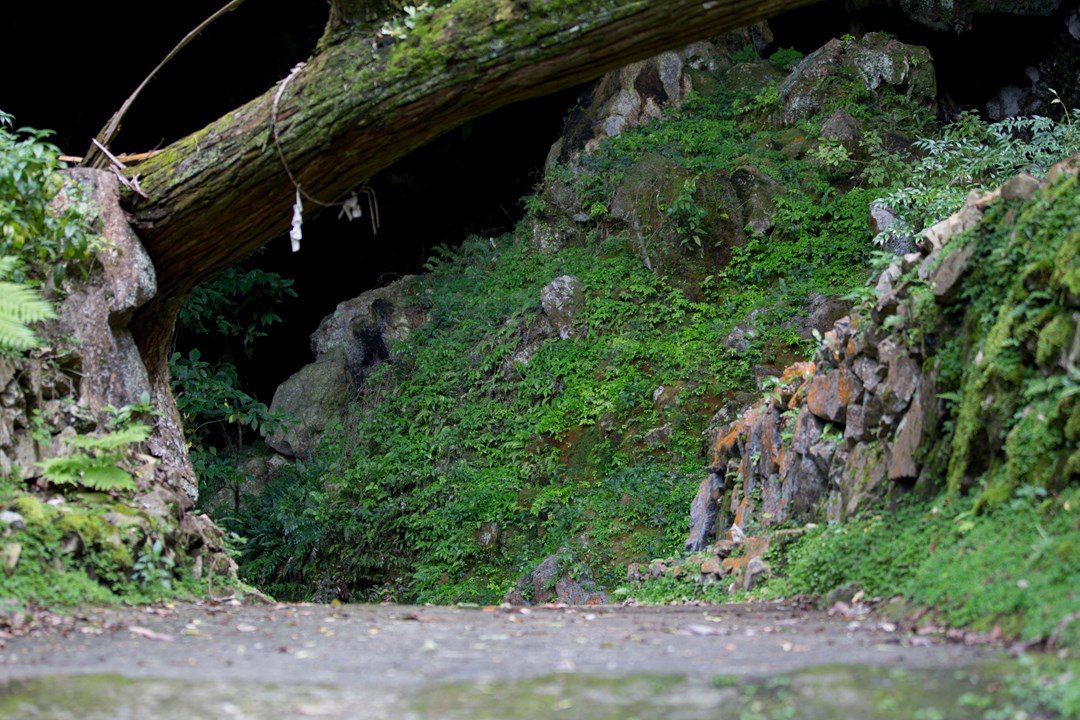 神瀬石灰洞窟と岩戸熊野座神社
